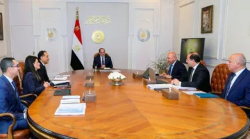 السيسي يأمر بتعزيز قدرة الاقتصاد المصري على المنافسة وتشجيع الاستثمار الخارجي ضمن خطة وطنية متكاملة.