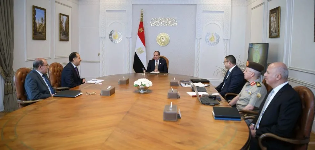 السيسي يؤكد على أهمية تسريع تنفيذ المشاريع والبنية التحتية في الساحل الشمالي السيسي يؤكد على أهمية تسريع تنفيذ المشاريع والبنية التحتية في الساحل الشمالي