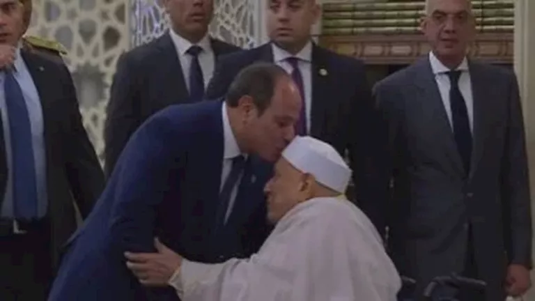 السيسي يطبع قبلة على رأس الدكتور أحمد عمر هاشم أثناء صلاة العيد السيسي يطبع قبلة على رأس الدكتور أحمد عمر هاشم أثناء صلاة العيد