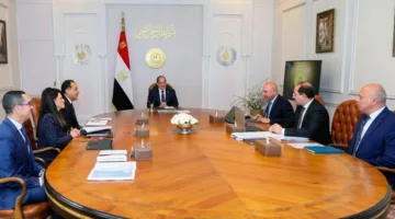 السيسي يكلف الحكومة بتبسيط إجراءات الاستثمار وتحويل مصر إلى مركز إقليمي للصناعة والتصدير.