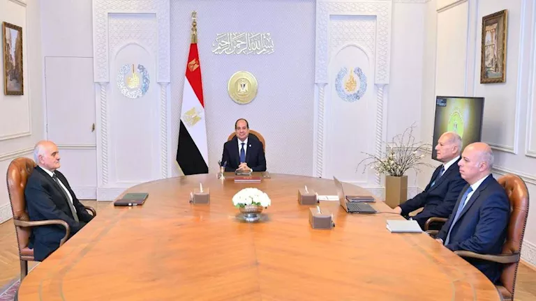السيسي يوافق على إطلاق مبادرة “مصر معكم” لدعم أسر الشهداء. السيسي يوافق على إطلاق مبادرة “مصر معكم” لدعم أسر الشهداء.