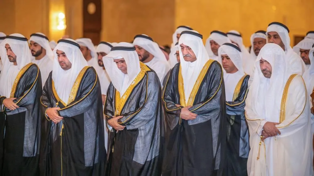 الشرقي يشارك في صلاة عيد الأضحى في جامع الشيخ زايد بالفجيرة الشرقي يشارك في صلاة عيد الأضحى في جامع الشيخ زايد بالفجيرة