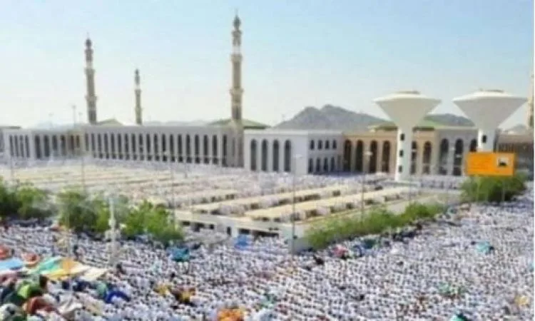 الشيخ صالح بن حميد يقدم خطبة عرفة اليوم من مسجد نمرة. الشيخ صالح بن حميد يقدم خطبة عرفة اليوم من مسجد نمرة.