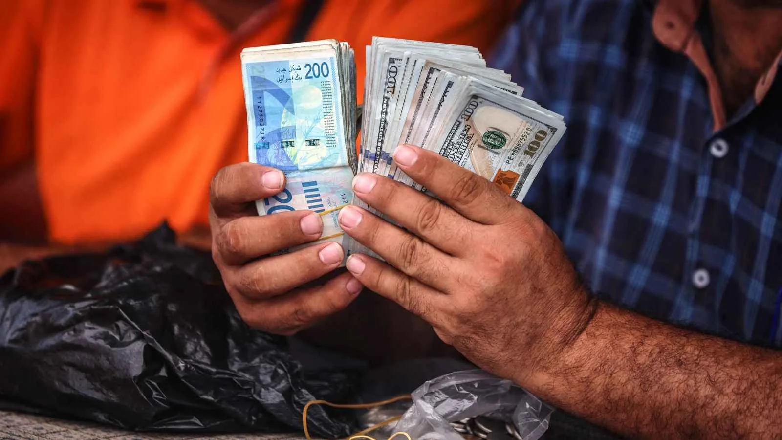 الشيكل الإسرائيلي يستعيد معظم خسائره بارتفاع 2% مقابل الدولار الشيكل الإسرائيلي يستعيد معظم خسائره بارتفاع 2% مقابل الدولار