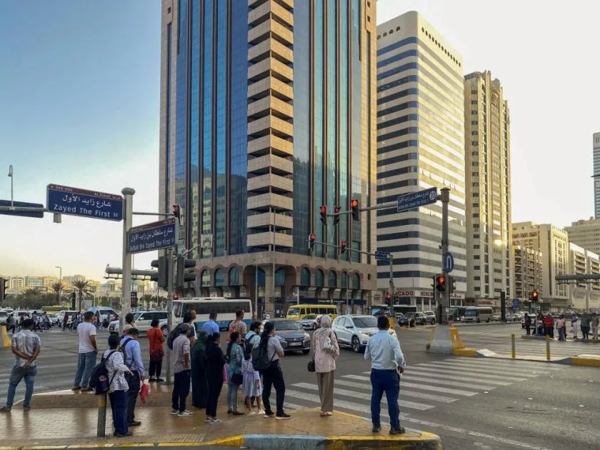 العبور غير المنظم للطريق.. تجاهل يهدد الأرواح ويزيد من حوادث الدهس العبور غير المنظم للطريق.. تجاهل يهدد الأرواح ويزيد من حوادث الدهس