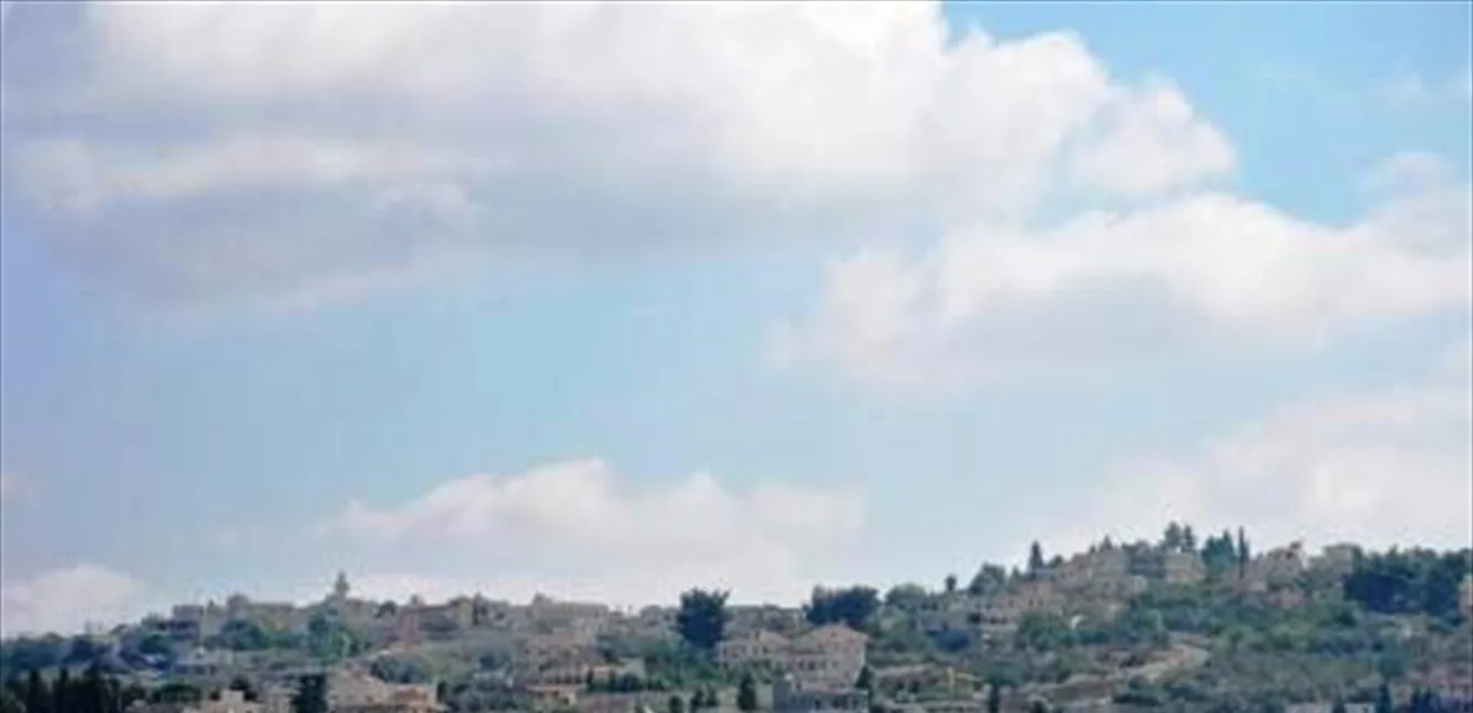 العدو يضع كتل خرسانية لتعزيز أحد المواقع العسكرية في الجنوب العدو يضع كتل خرسانية لتعزيز أحد المواقع العسكرية في الجنوب