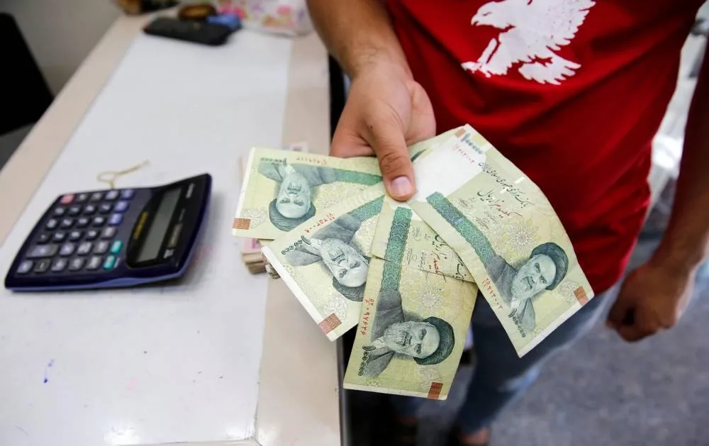 العملة الإيرانية تتراجع بنسبة 10% أمام الدولار منذ بداية الهجمات الإسرائيلية. العملة الإيرانية تتراجع بنسبة 10% أمام الدولار منذ بداية الهجمات الإسرائيلية.