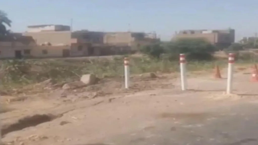 العناية الفورية بطريق إسنا ـ الأقصر الزراعي بعد حدوث انفصال جزئي في الطبان الترابي العناية الفورية بطريق إسنا ـ الأقصر الزراعي بعد حدوث انفصال جزئي في الطبان الترابي