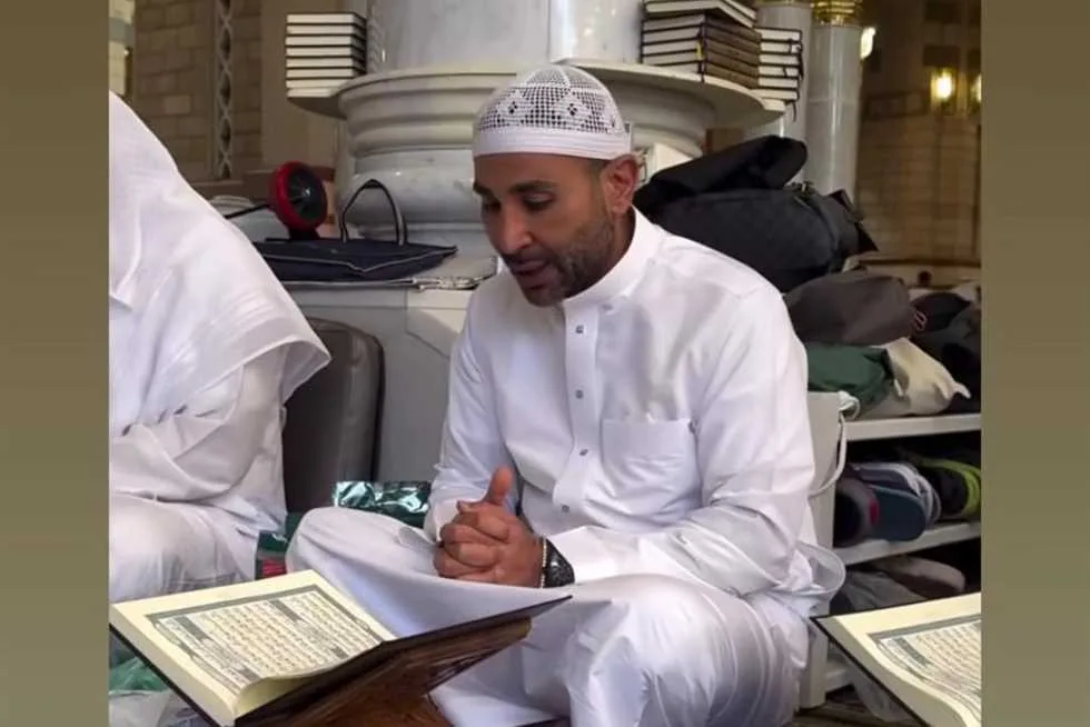 «العودة إلى الله».. أحمد سعد يتلو القرآن في المسجد النبوي (فيديو)
