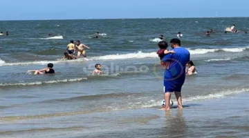 العيد سعادة.. سكان يستمتعون بعطلة عيد الأضحى على شواطئ بورسعيد
