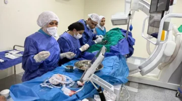 الفريق الطبي في مستشفى ميت غمر بالدقهلية ينجح في إنقاذ حياة امرأة في السبعين من عمرها بعد إصابتها بجلطة دماغية.