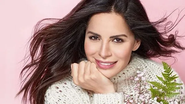 الفنانة آمال ماهر تكمل تسجيل أغنيتها الجديدة “مضمونة” الفنانة آمال ماهر تكمل تسجيل أغنيتها الجديدة “مضمونة”
