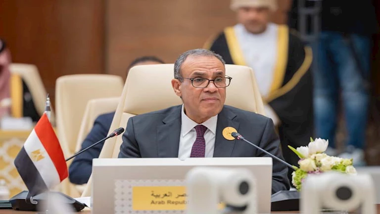 القاهرة وبكين تتناولان تعزيز الاستثمارات والتعاون في المسائل الإقليمية. القاهرة وبكين تتناولان تعزيز الاستثمارات والتعاون في المسائل الإقليمية.