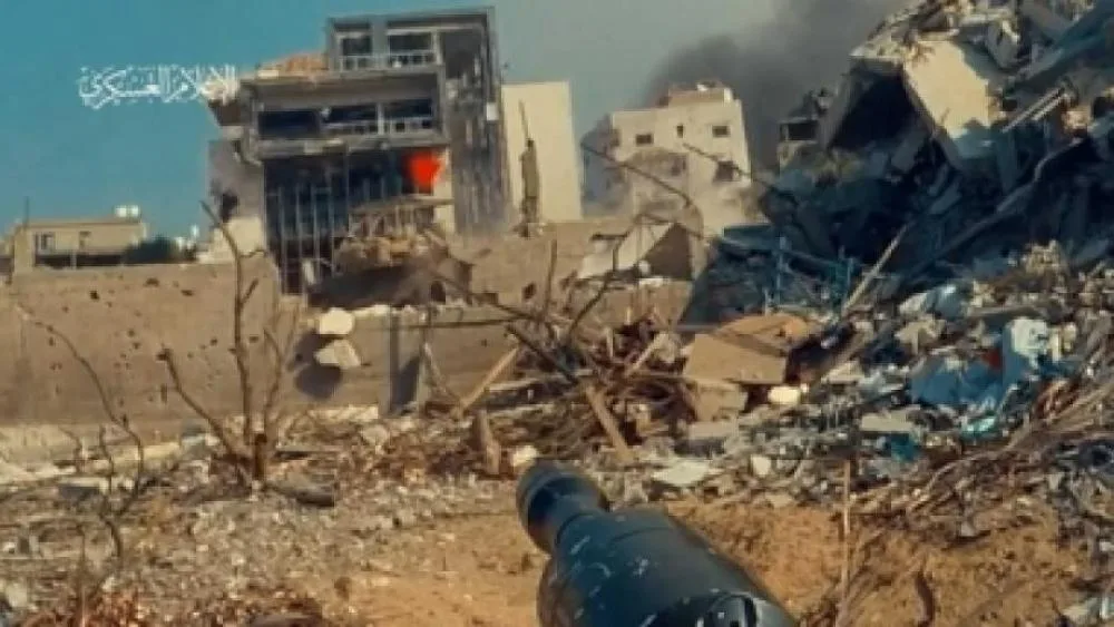 القسام يضرب مركبات ومدرعة لجيش الاحتلال في خان يونس. القسام يضرب مركبات ومدرعة لجيش الاحتلال في خان يونس.