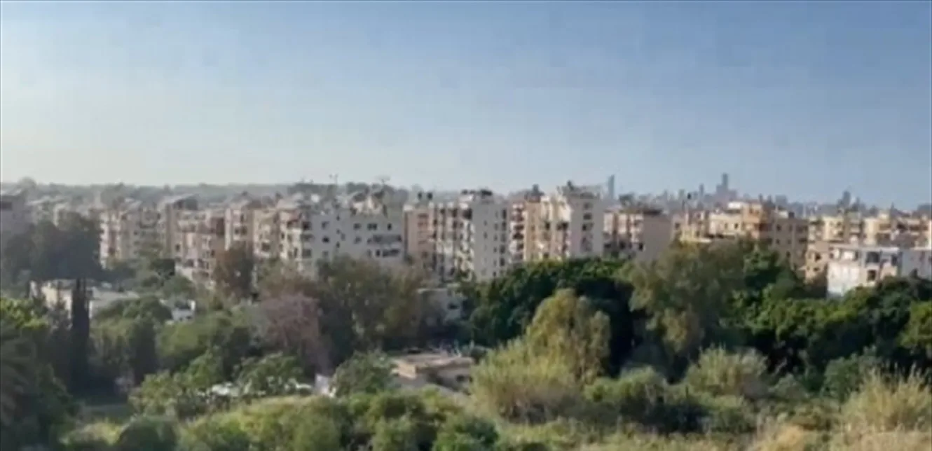 القوات العسكرية في الضاحية تفحص أحد المباني