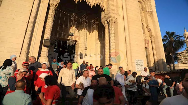 المئات يحتفلون بعيد الفطر في ساحة “المرسي أبو العباس” بالإسكندرية (صور) المئات يحتفلون بعيد الفطر في ساحة “المرسي أبو العباس” بالإسكندرية (صور)