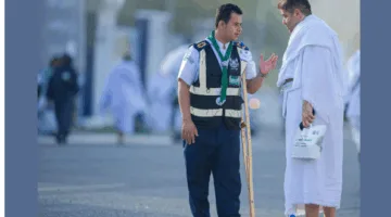 المتطوع صالح آل فهيد يتغلب على الإصابة ويستمر في تقديم الخدمات للحجاج في مشعر عرفات