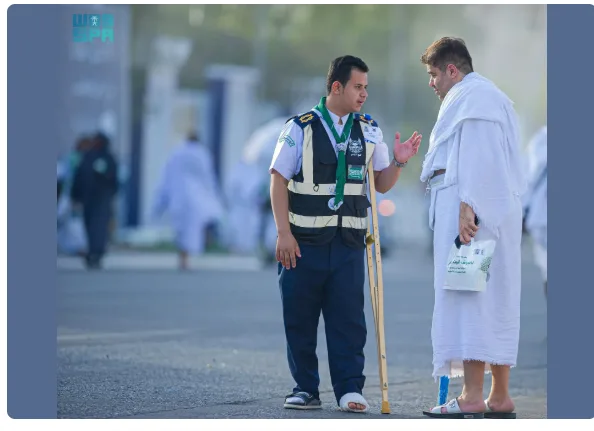 المتطوع صالح آل فهيد يتغلب على الإصابة ويستمر في تقديم الخدمات للحجاج في مشعر عرفات المتطوع صالح آل فهيد يتغلب على الإصابة ويستمر في تقديم الخدمات للحجاج في مشعر عرفات