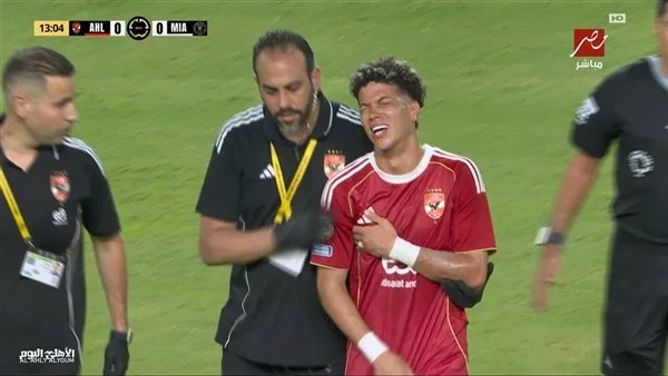 المدير الرياضي للنادي الأهلي يزور إمام عاشور في المستشفى للاطمئنان عليه. المدير الرياضي للنادي الأهلي يزور إمام عاشور في المستشفى للاطمئنان عليه.