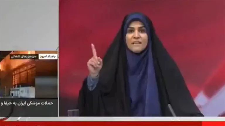 المذيعة تفر من البث المباشر أثناء قصف إسرائيل للتلفزيون الإيراني الرسمي المذيعة تفر من البث المباشر أثناء قصف إسرائيل للتلفزيون الإيراني الرسمي