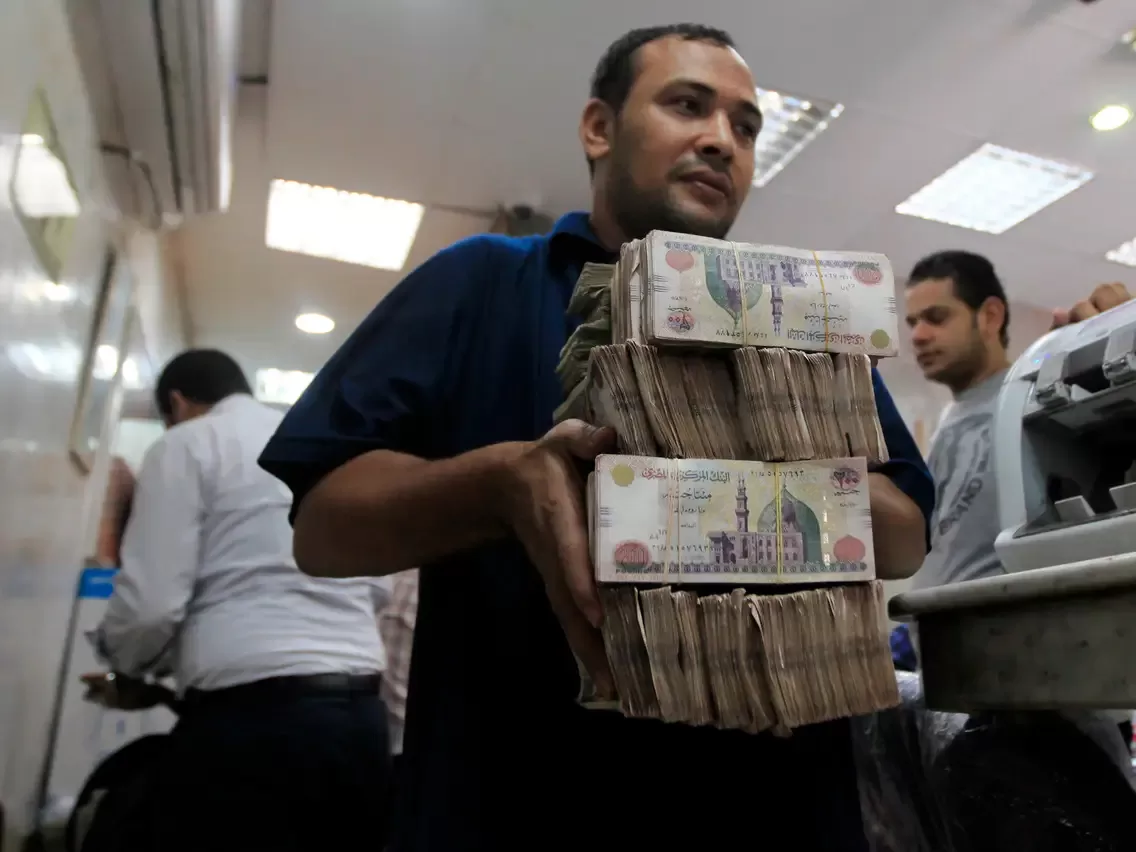 “المركزي” يسحب 340.9 مليار جنيه من السيولة من خلال مزاد السوق المفتوحة. “المركزي” يسحب 340.9 مليار جنيه من السيولة من خلال مزاد السوق المفتوحة.
