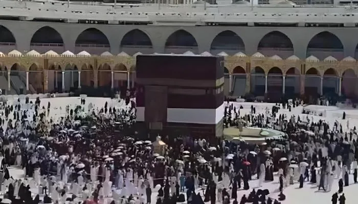 المسجد الحرام بدون زوار.. ونساء مكة يملأن ساحة الطواف في يوم “الخُليف” المسجد الحرام بدون زوار.. ونساء مكة يملأن ساحة الطواف في يوم “الخُليف”
