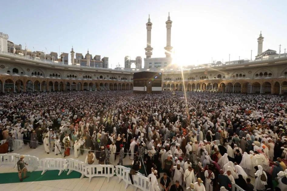 المسجد الحرام يرحب بالحجاج المتعجلين لأداء طواف الوداع المسجد الحرام يرحب بالحجاج المتعجلين لأداء طواف الوداع