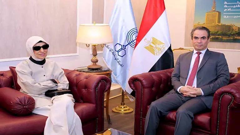 المسلماني يرحب بابنة نجيب محفوظ المسلماني يرحب بابنة نجيب محفوظ
