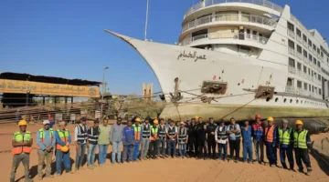 المقاولون العرب تحقق نجاحًا في رفع أكبر الفنادق العائمة في بحيرة ناصر بواسطة الوسائد الهوائية.