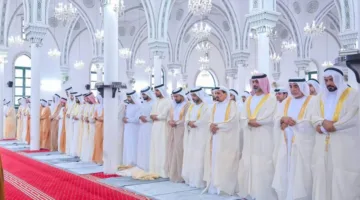 النعيمي، الشرقي، المعلا، سعود بن صقر، حمدان بن محمد والشيوخ يشاركون في أداء الصلاة.