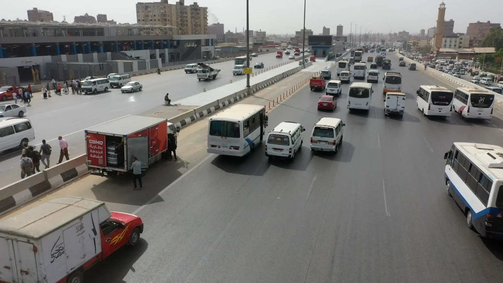 النقل: عدم التزام السائقين باستخدام الحارات المخصصة للحافلات السريعة والالتزام بالسير في الحارات الأخرى للطريق. النقل: عدم التزام السائقين باستخدام الحارات المخصصة للحافلات السريعة والالتزام بالسير في الحارات الأخرى للطريق.