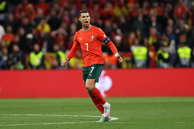 الهدف الأول في البطولة النهائية: رونالدو يستمر في صنع التاريخ مع المنتخب البرتغالي. الهدف الأول في البطولة النهائية: رونالدو يستمر في صنع التاريخ مع المنتخب البرتغالي.