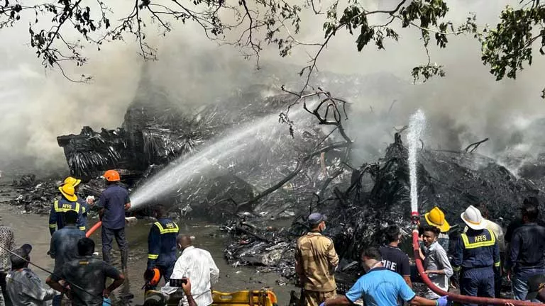 الهند: استعادة 30 جثة من موقع حادث سقوط طائرة الركاب الهند: استعادة 30 جثة من موقع حادث سقوط طائرة الركاب