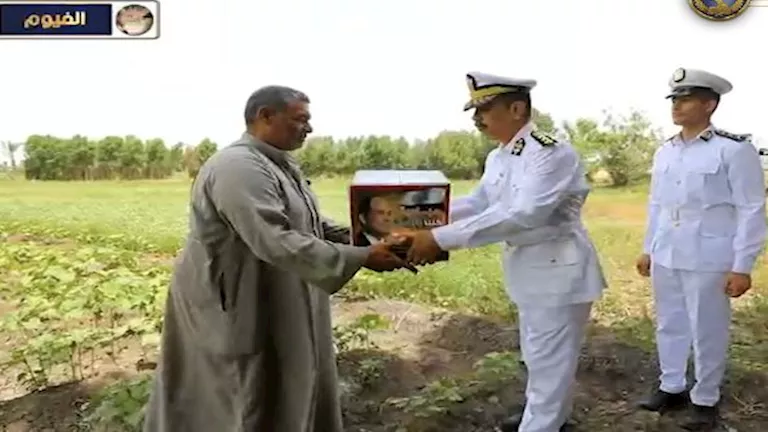 الوزارة تواصل مبادرة دعم محدودي الدخل من خلال رجال الشرطة في الأقسام الوزارة تواصل مبادرة دعم محدودي الدخل من خلال رجال الشرطة في الأقسام