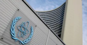 الوكالة الدولية للطاقة: إمدادات النفط العالمية ستشهد فائضاً في 2025 على الرغم من الأزمة الجيوسياسية.