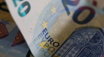اليورو ينخفض بفعل جني الأرباح رغم التوقعات المتفائلة من البنك المركزي الأوروبي