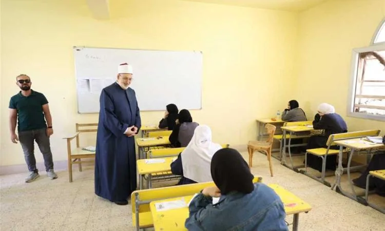 اليوم.. طلاب القسم العلمي في الثانوية الأزهرية يختبرون في مادة الفيزياء اليوم.. طلاب القسم العلمي في الثانوية الأزهرية يختبرون في مادة الفيزياء
