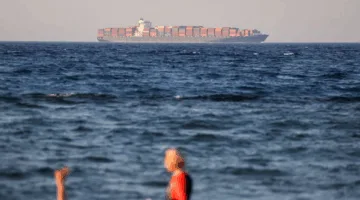 اليونان وبريطانيا تنذران سفنهما بتجنب عبور خليج عدن بسبب تفاقم التوترات