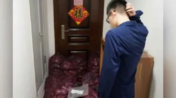 امرأة تغمر منزل حبيبها السابق بالبصل بعد خيانته
