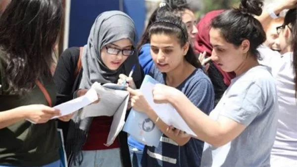 انتهاء أولى جلسات امتحانات الثانوية العامة وخروج الطلاب من قاعات الاختبار انتهاء أولى جلسات امتحانات الثانوية العامة وخروج الطلاب من قاعات الاختبار