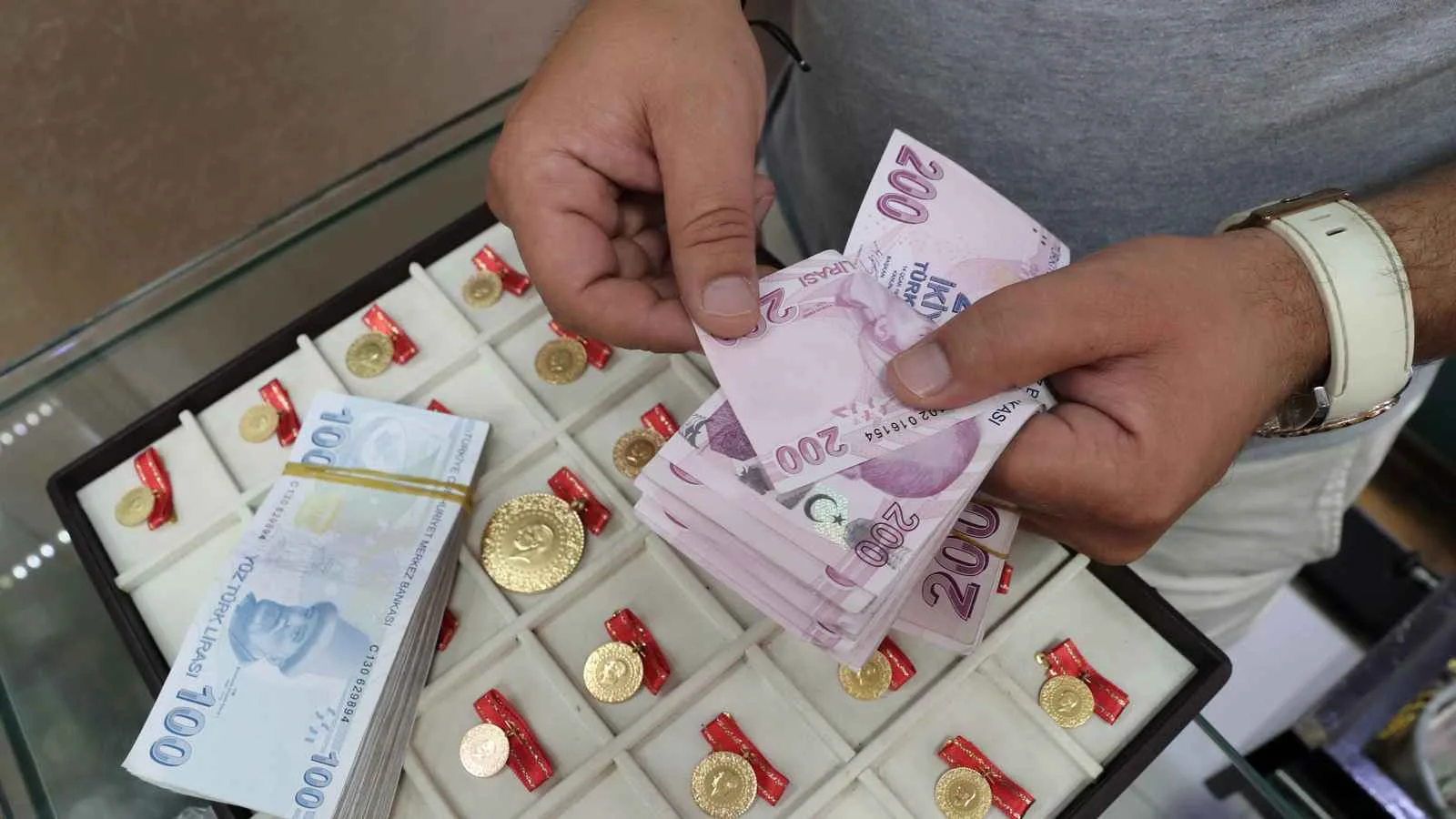 انخفاض أسعار الذهب في تركيا تحت تأثير عالمي.. «عيار 24» يصل إلى 4226 ليرة انخفاض أسعار الذهب في تركيا تحت تأثير عالمي.. «عيار 24» يصل إلى 4226 ليرة