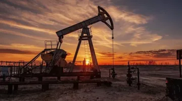 انخفاض أسعار النفط مع استئناف المفاوضات التجارية بين الولايات المتحدة والصين، لكنه يواصل الاقتراب من تحقيق مكاسب أسبوعية.