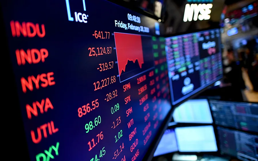 انخفاض الأسهم الأمريكية بحوالي 1%.. و”داو جونز” يخسر 770 نقطة انخفاض الأسهم الأمريكية بحوالي 1%.. و”داو جونز” يخسر 770 نقطة