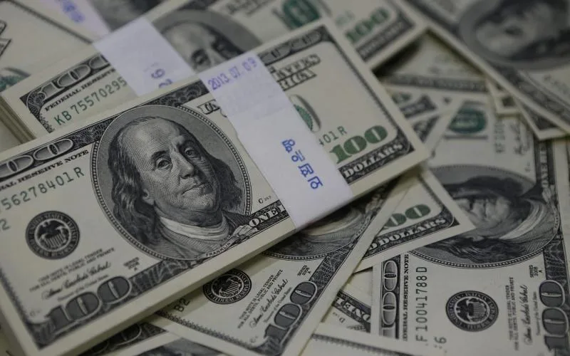 انخفاض سعر الدولار اليوم الإثنين خلال منتصف التداولات.. العملة الأمريكية تسجل تراجعاً ملحوظاً