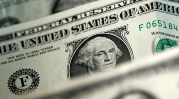 انخفاض سعر الدولار بسبب تدهور الاقتصاد الأمريكي والصراع العلني بين ماسك وترامب