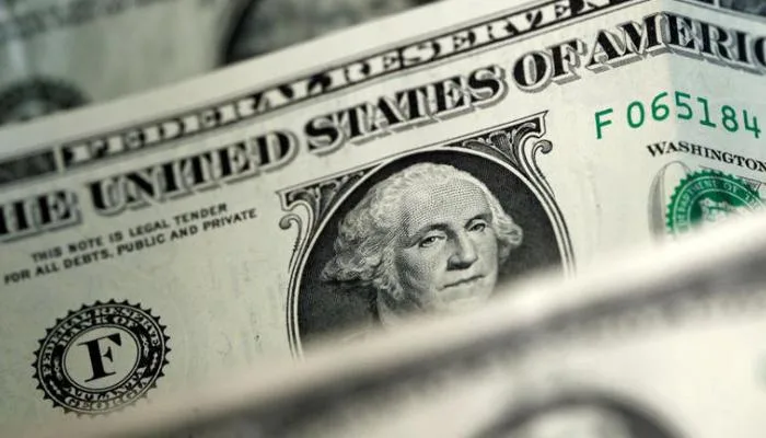 انخفاض سعر الدولار بسبب تدهور الاقتصاد الأمريكي والصراع العلني بين ماسك وترامب