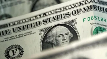 انخفاض سعر الدولار في ظل بيانات اقتصادية ضعيفة واستمرار الغموض التجاري
