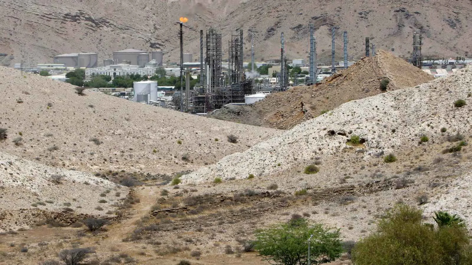 انخفاض صادرات النفط العمانية بنسبة 3.4% خلال أربعة أشهر انخفاض صادرات النفط العمانية بنسبة 3.4% خلال أربعة أشهر