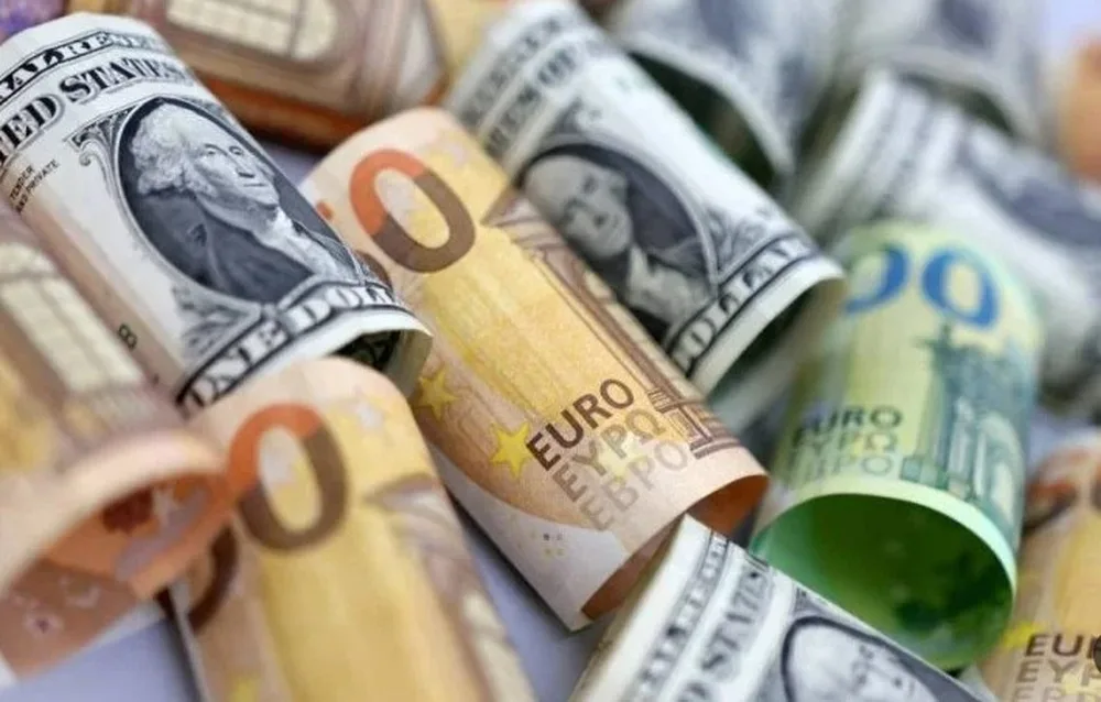 انخفاض قيمة الدولار الأمريكي مقابل العملات العالمية انخفاض قيمة الدولار الأمريكي مقابل العملات العالمية