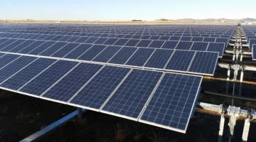 انخفاض محتمل في قطاع الطاقة الشمسية الأمريكي بسبب الرسوم الجمركية والتوجهات الفيدرالية
